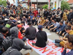 Plang Nama DPRD Kotim Dicoret Massa