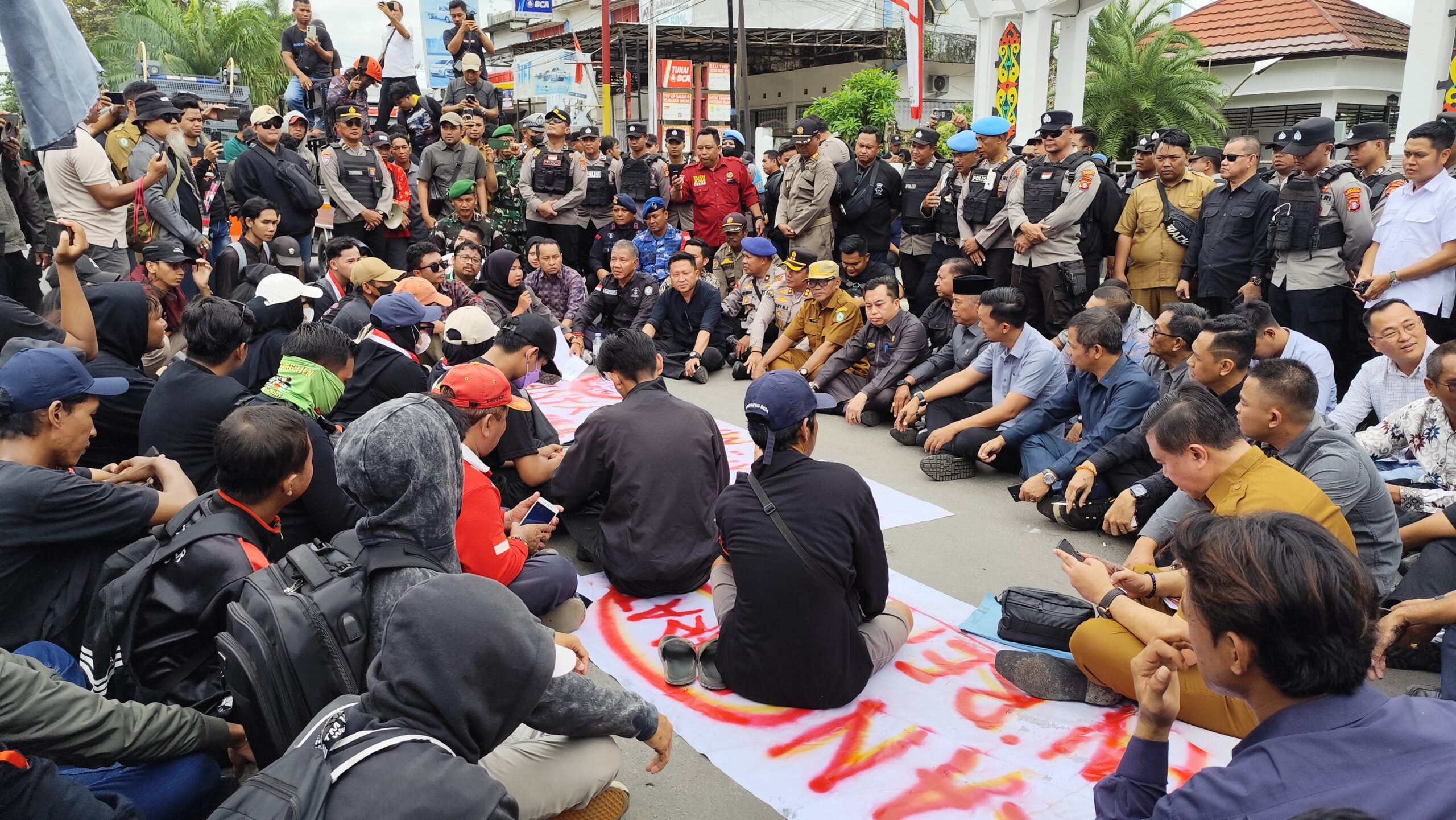 Plang Nama DPRD Kotim Dicoret Massa