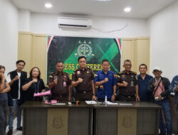 AKSI KADA KORUP KALTENG-Desak Kejati Tuntaskan Kasus Alat Berat Kotim