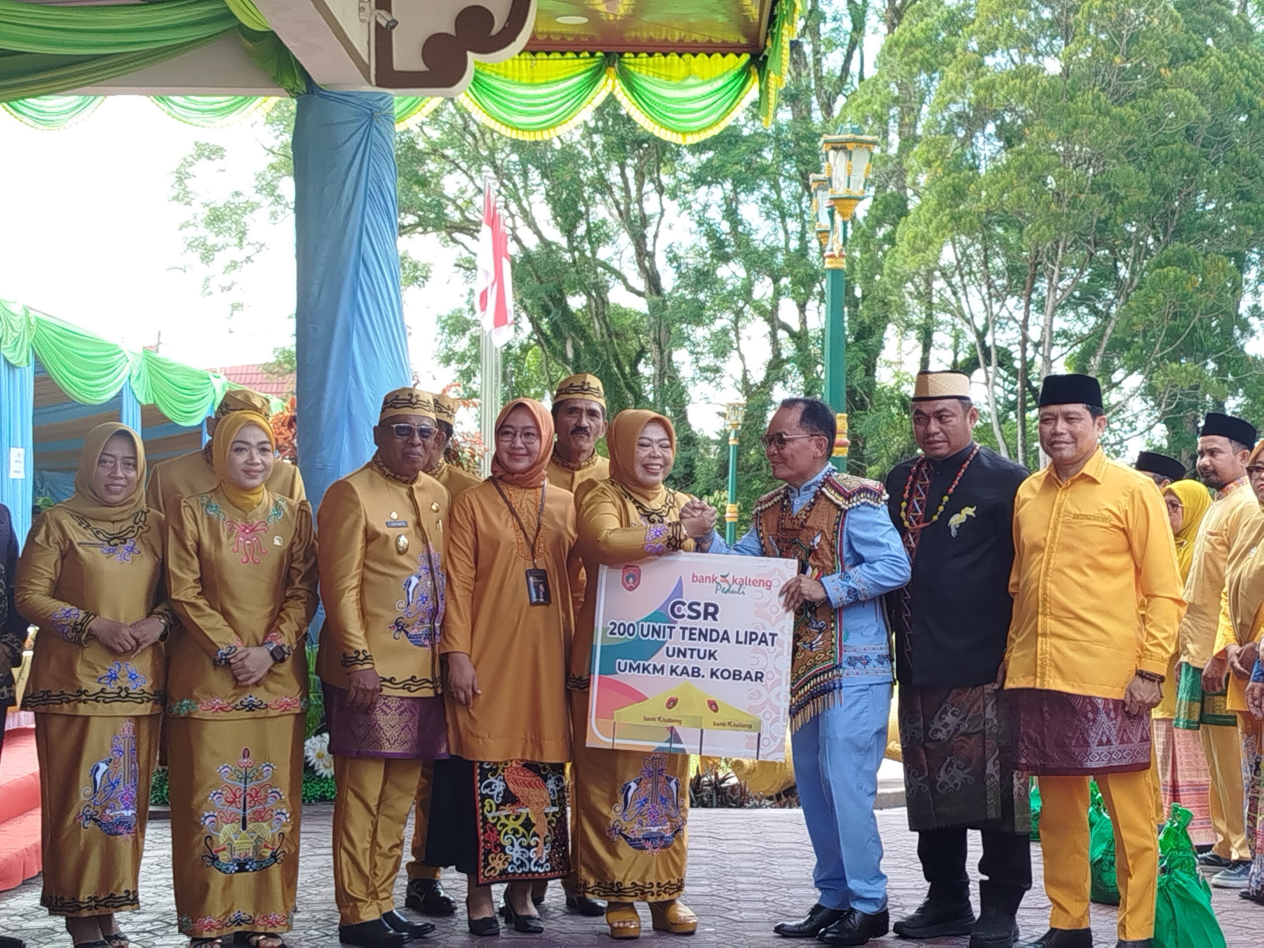 Peduli UMKM-Bank Kalteng Serahkan CSR 200 Unit Tenda Lipat 