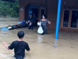 Diguyur Hujan 10 Jam, Beberapa Desa Di Kapuas Hulu Direndam Banjir, Ruas jalan Gumas-Mura lumpuh total. 