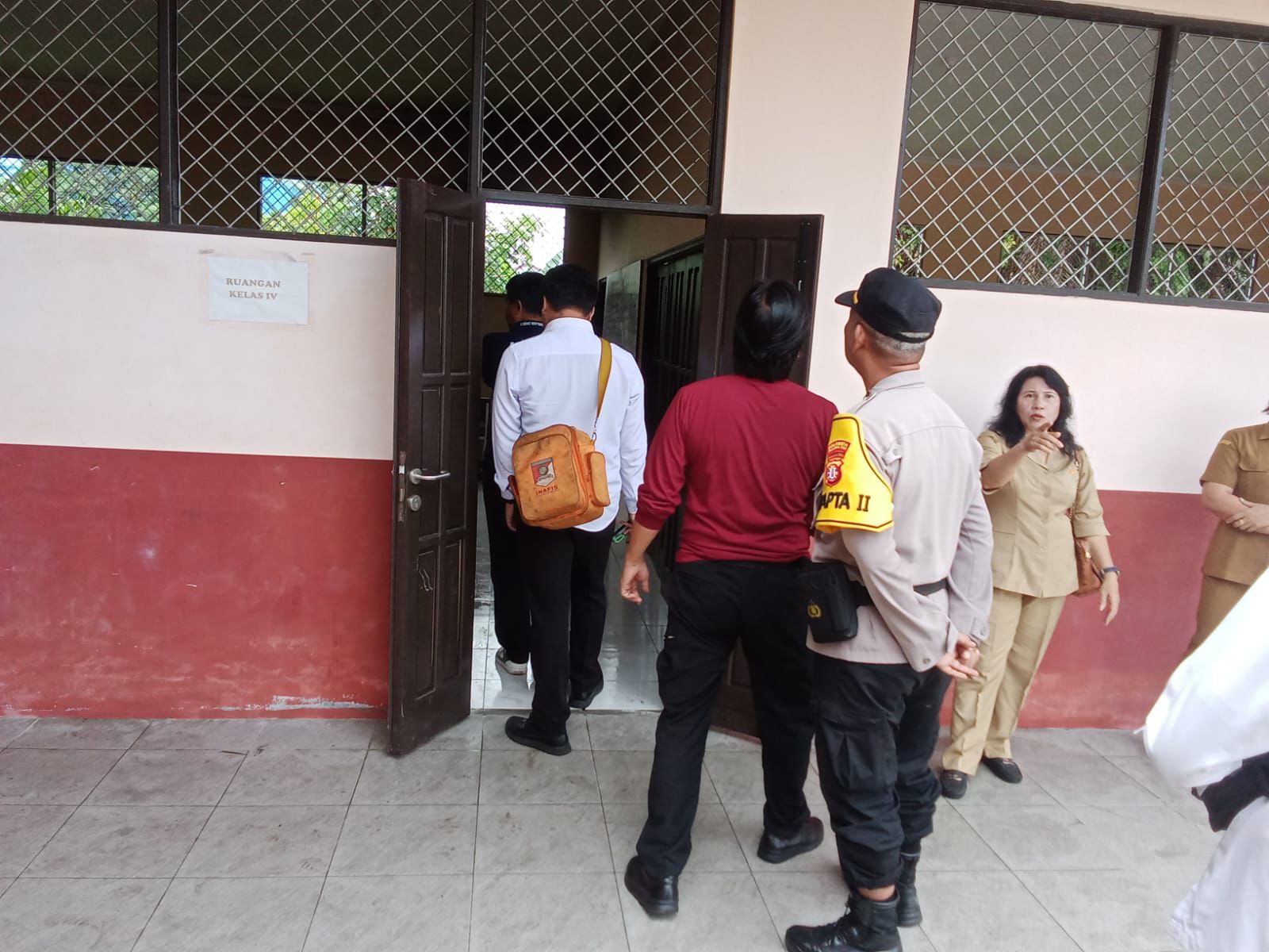 Teror Misterius di Pagi Hari, Kelas SDN XIV Nyaris Dilalap Api, Guru dan Murid Trauma