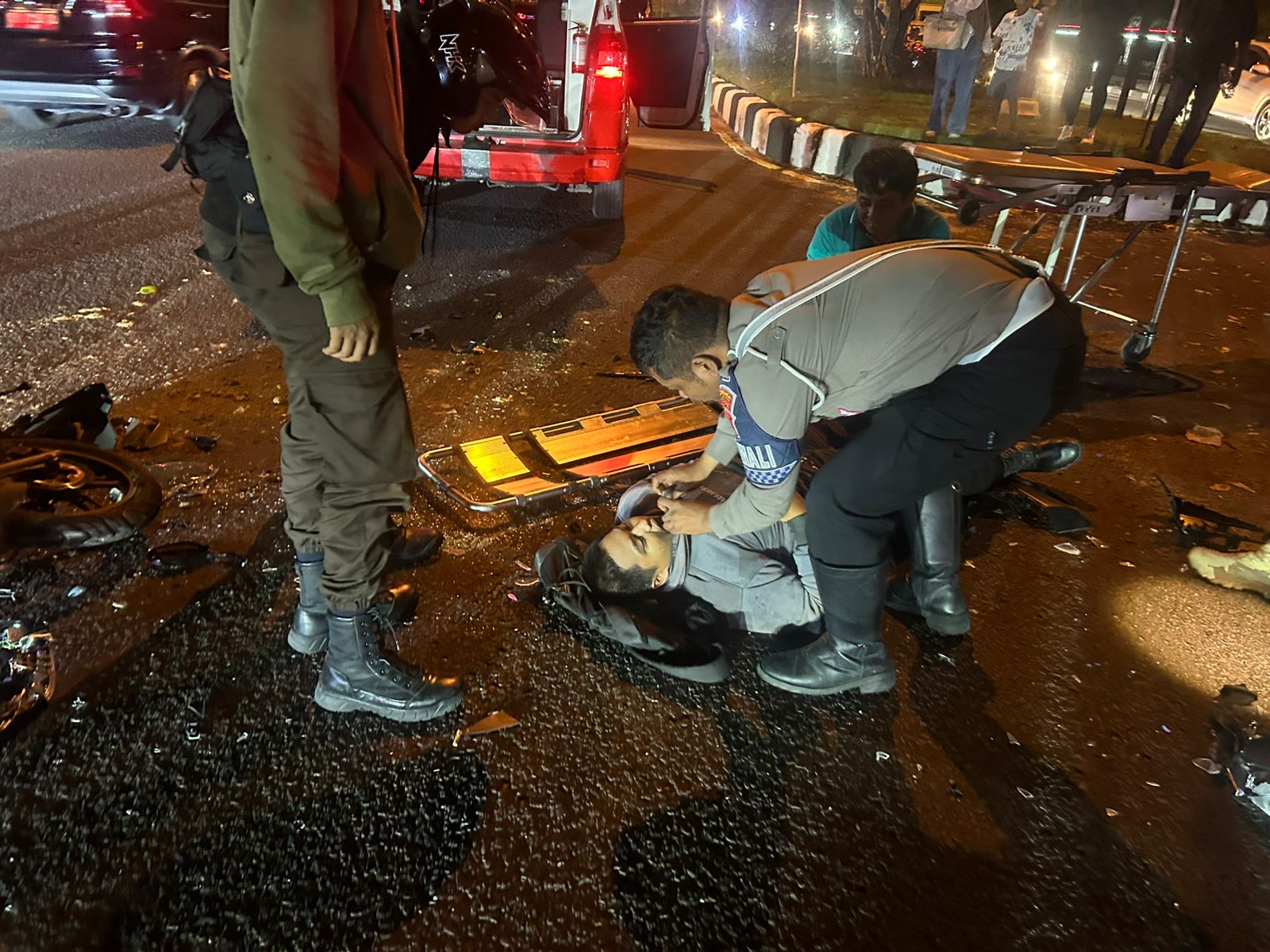 Satlantas Polresta Palangka Raya Evakuasi Korban Laka Lantas 