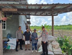 Polsek Bukit Batu Serahkan Bantuan Pupuk ke Masyarakat Binaan