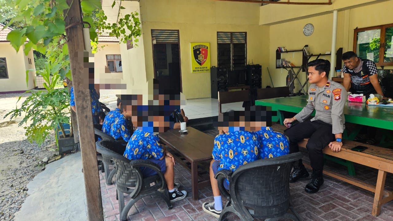 Polsek Bukit Batu Tertibkan Siswa Bolos Sekolah Polsek Bukit Batu Tertibkan Siswa Bolos Sekolah