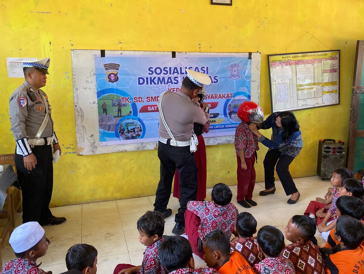 Jadi Guru Sehari, Polisi Tanamkan Tertib Lalu Lintas