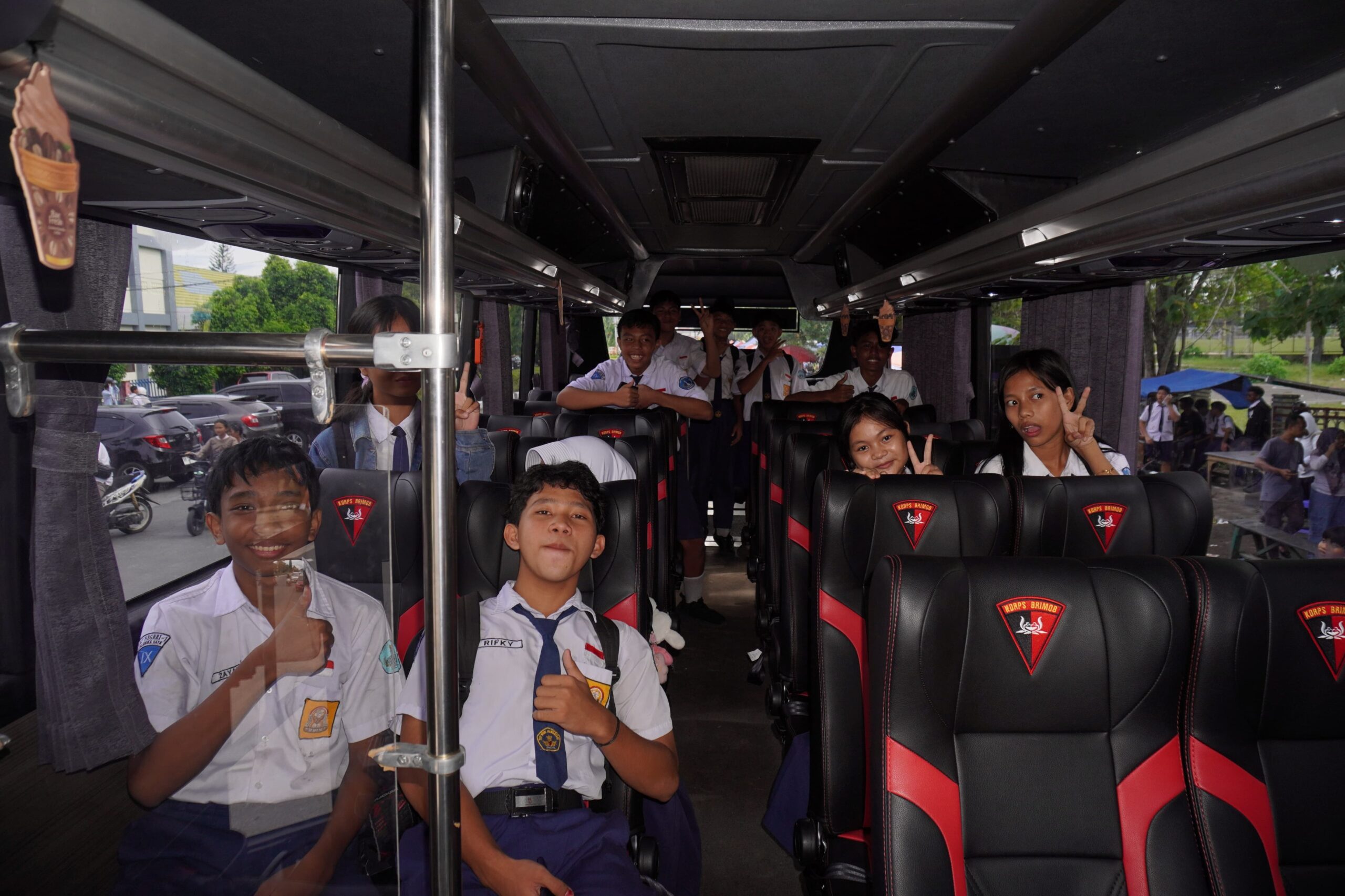 Brimob Kalteng Luncurkan Program Bus Sekolah Gratis Brimob Kalteng Luncurkan Program Bus Sekolah Gratis