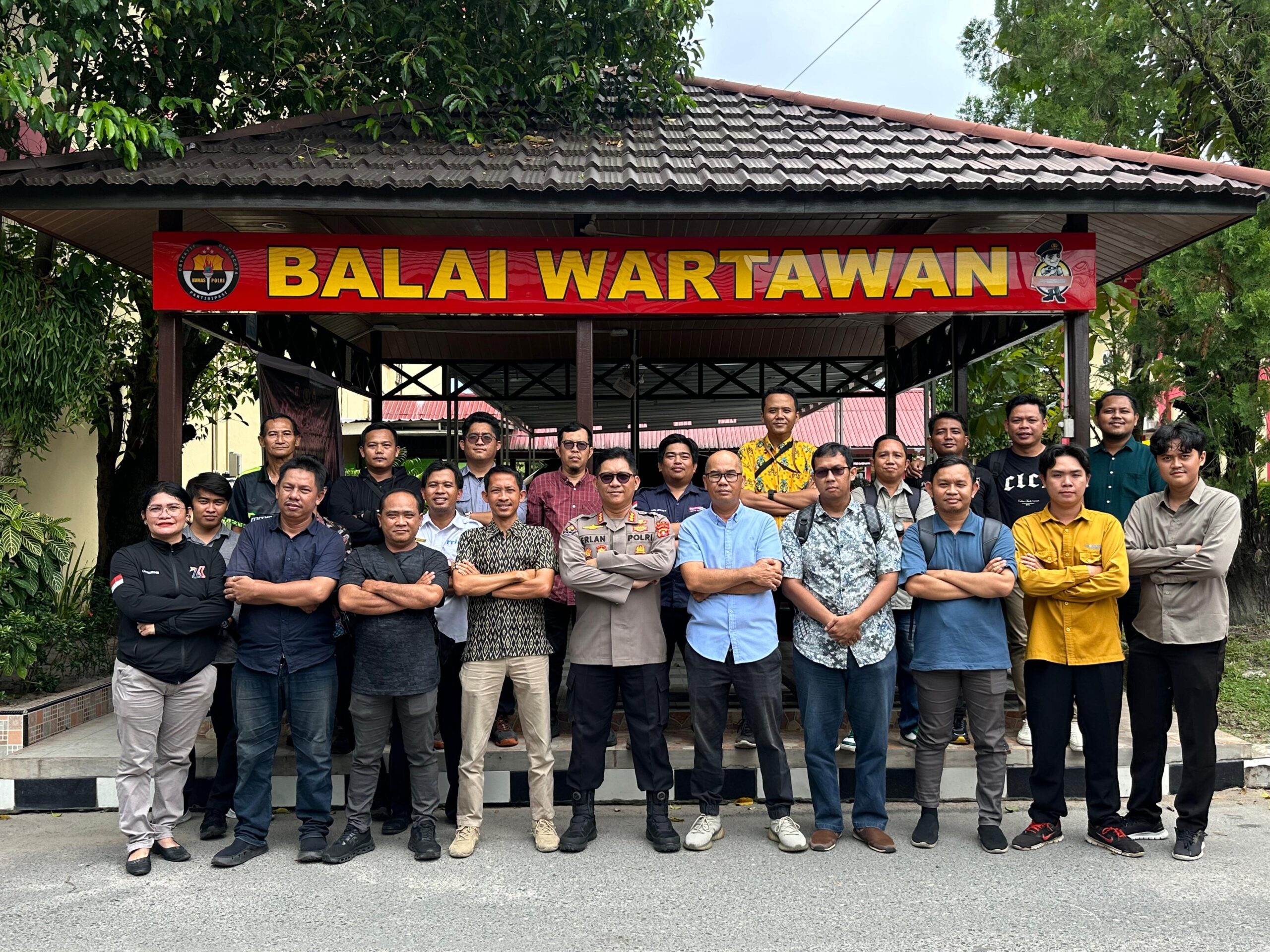 Humas Polda Kalteng Apresiasi Wartawan Lewat Sembako Humas Polda Kalteng Apresiasi Wartawan Lewat Sembako