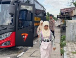 Peduli Pendidikan, Satbrimob Antar Anak Sekolah Gratis