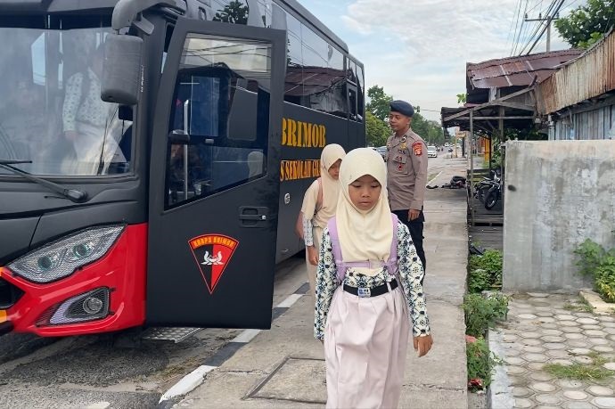 Peduli Pendidikan, Satbrimob Antar Anak Sekolah Gratis Peduli Pendidikan, Satbrimob Antar Anak Sekolah Gratis
