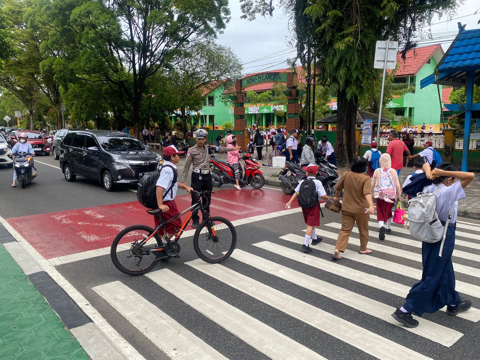 Turjawali Satlantas Atur Lalu Lintas Pagi di Kawasan Sekolah Turjawali Satlantas Atur Lalu Lintas Pagi di Kawasan Sekolah