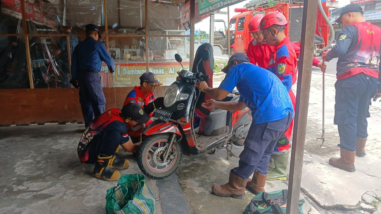 Anak Ular Piton Bikin Heboh Usai Masuk ke Scoopy Anak Ular Piton Bikin Heboh Usai Masuk ke Scoopy