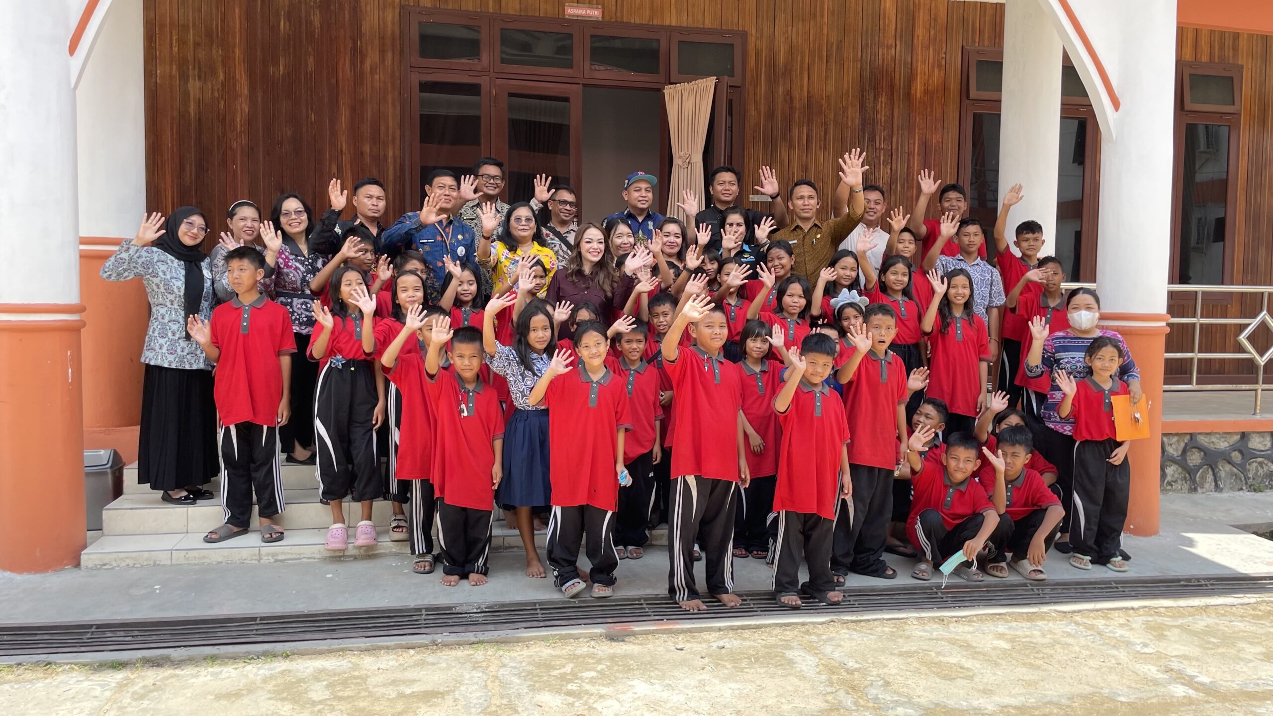 Andina Narang Kunjungi Sekolah Rakyat di Gunung Mas