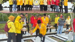 HUT KE-61 PARTAI GOLKAR-Kader Golkar Kalteng Ziarah ke Makam Pahlawan 