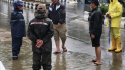 Basah Hujan-hujan, Bupati Shalahuddin Tinjau Genangan Air di Sejumlah Titik Basah Hujan-hujan, Bupati Shalahuddin Tinjau Genangan Air di Sejumlah Titik