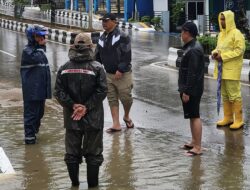 Basah Hujan-hujan, Bupati Shalahuddin Tinjau Genangan Air di Sejumlah Titik