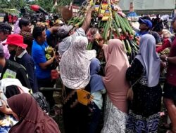 Tradisi Berebut Hasil Bumi Meriahkan HUT Desa Melawen 