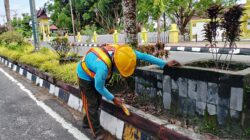 Pengecatan Median Jalan, Dinas PUPR Percantik Kota Manis Pangkalan Bun 