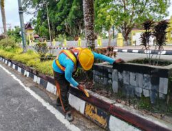 Pengecatan Median Jalan, Dinas PUPR Percantik Kota Manis Pangkalan Bun 