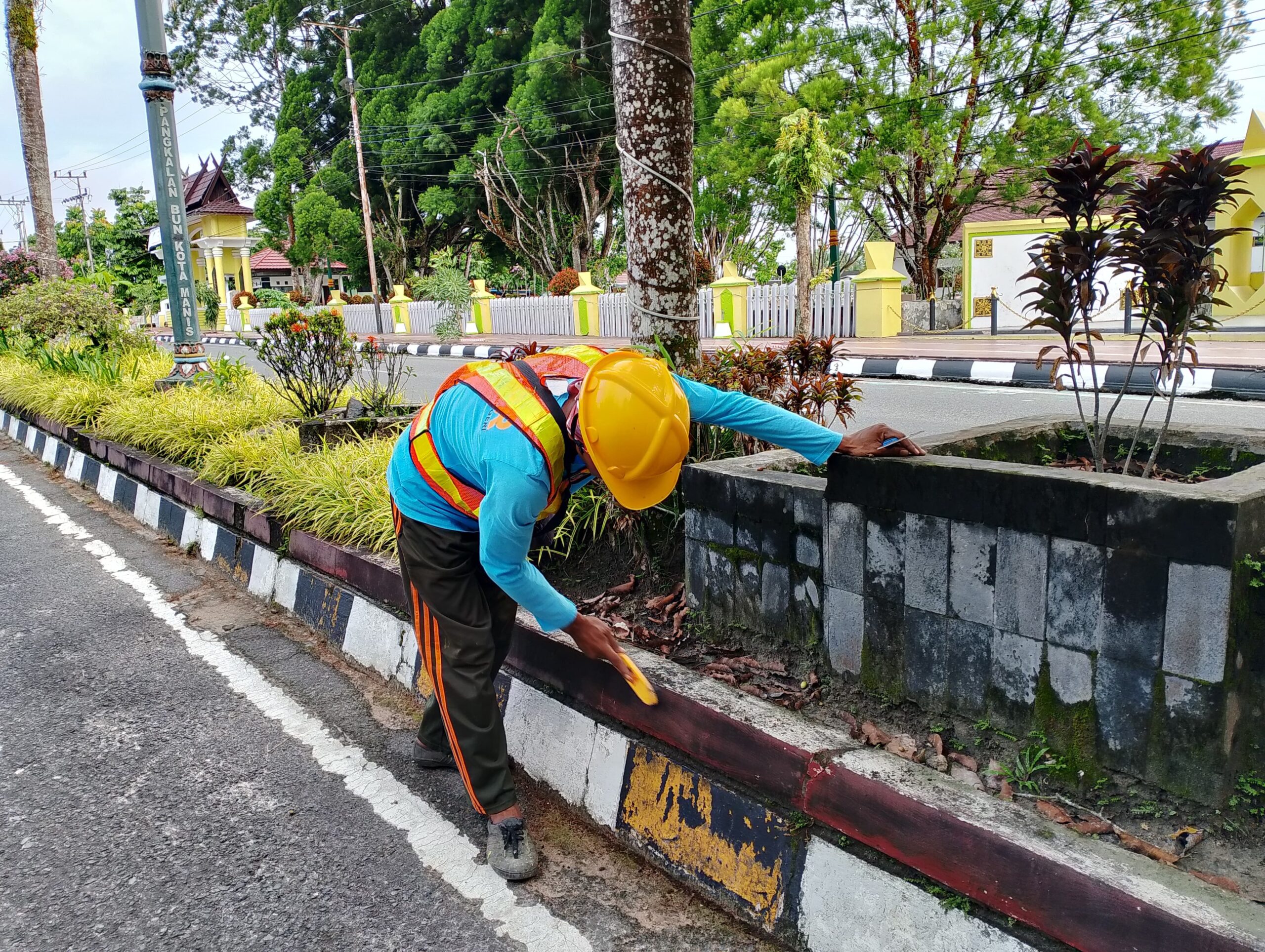 Pengecatan Median Jalan, Dinas PUPR Percantik Kota Manis Pangkalan Bun 