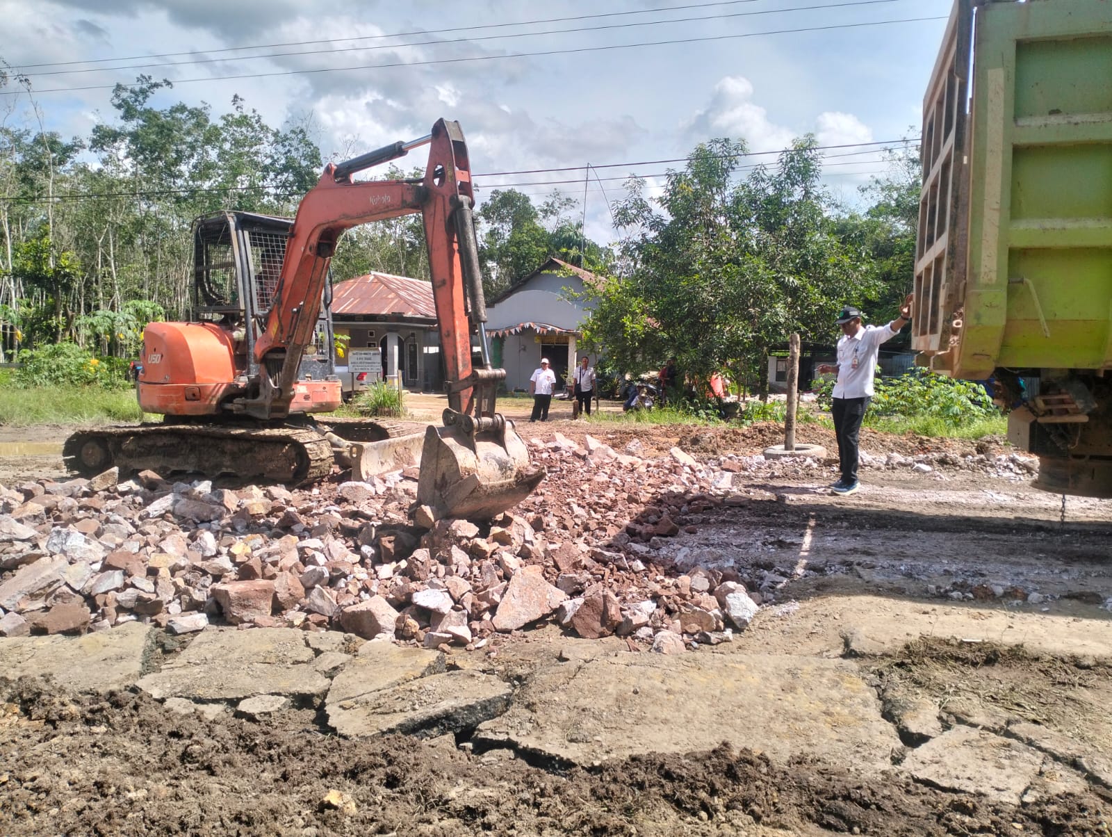 Dinas PUPR Perbaiki Kerusakan Jalan A Yani KM 50 Pangkalan Tiga, Bupati Minta Segera Kordinasi Dengan BPJN Dinas PUPR Perbaiki Kerusakan Jalan A Yani KM 50 Pangkalan Tiga, Bupati Minta Segera Kordinasi Dengan BPJN
