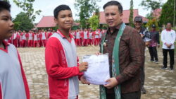 Bupati Rizky Aditya Serahkan Seragam Gratis untuk Siswa