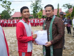 Bupati Rizky Aditya Serahkan Seragam Gratis untuk Siswa