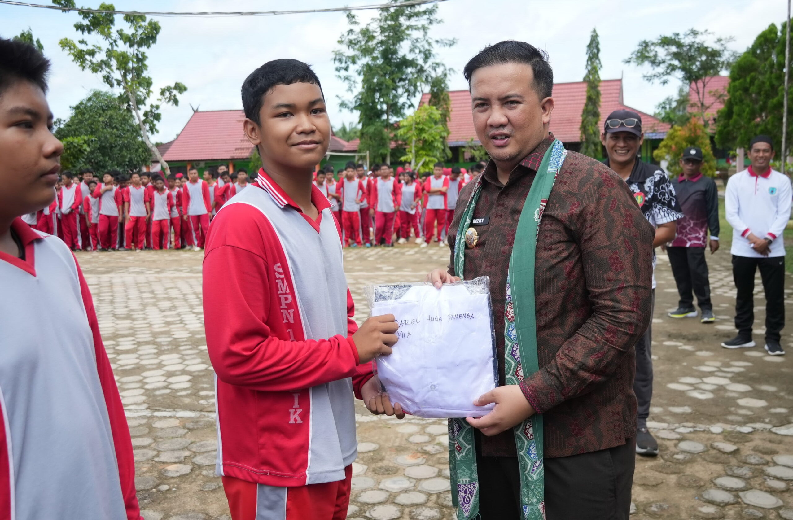 Bupati Rizky Aditya Serahkan Seragam Gratis untuk Siswa