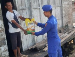 Satpolairud Seruyan Bantu Warga Pesisir Terdampak Cuaca Ekstrem