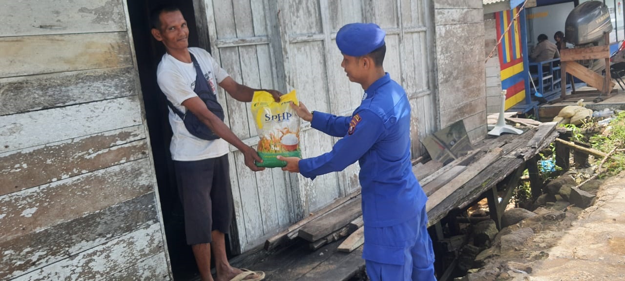 Satpolairud Seruyan Bantu Warga Pesisir Terdampak Cuaca Ekstrem