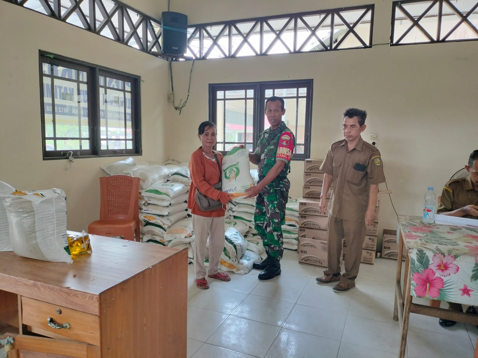 Babinsa Kodim 1016/Plk Pastikan Penyaluran Bantuan Pangan Aman