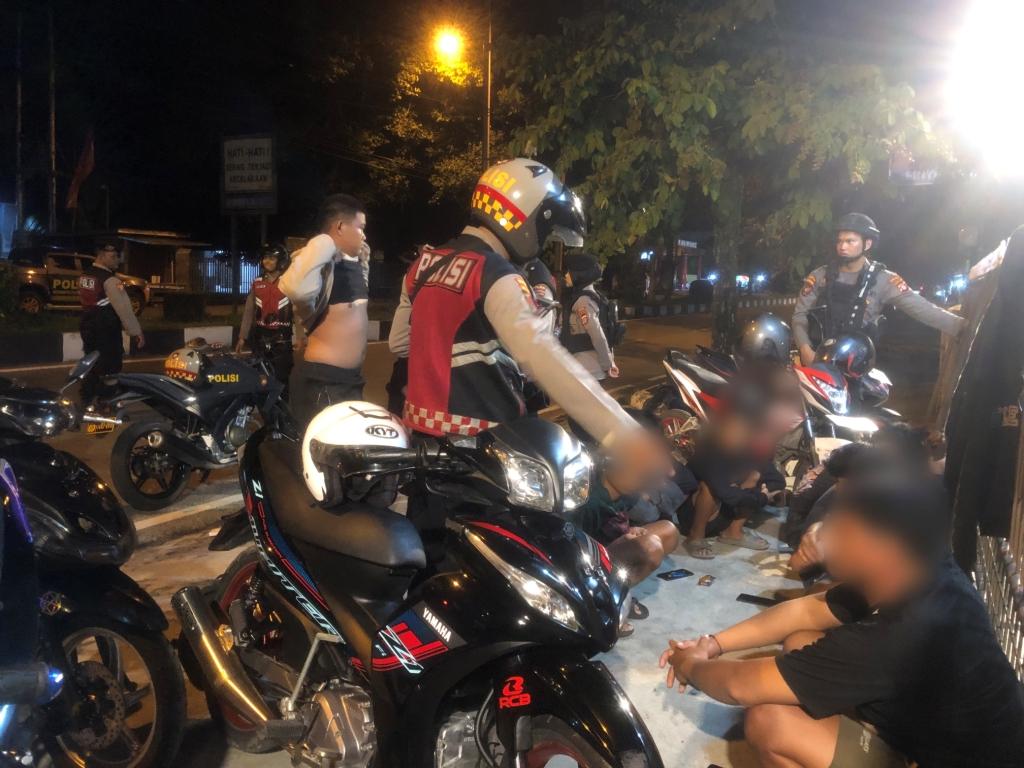 Petugas Gabungan Bubarkan Balap Liar dan Kerumunan di Jalan Murjani