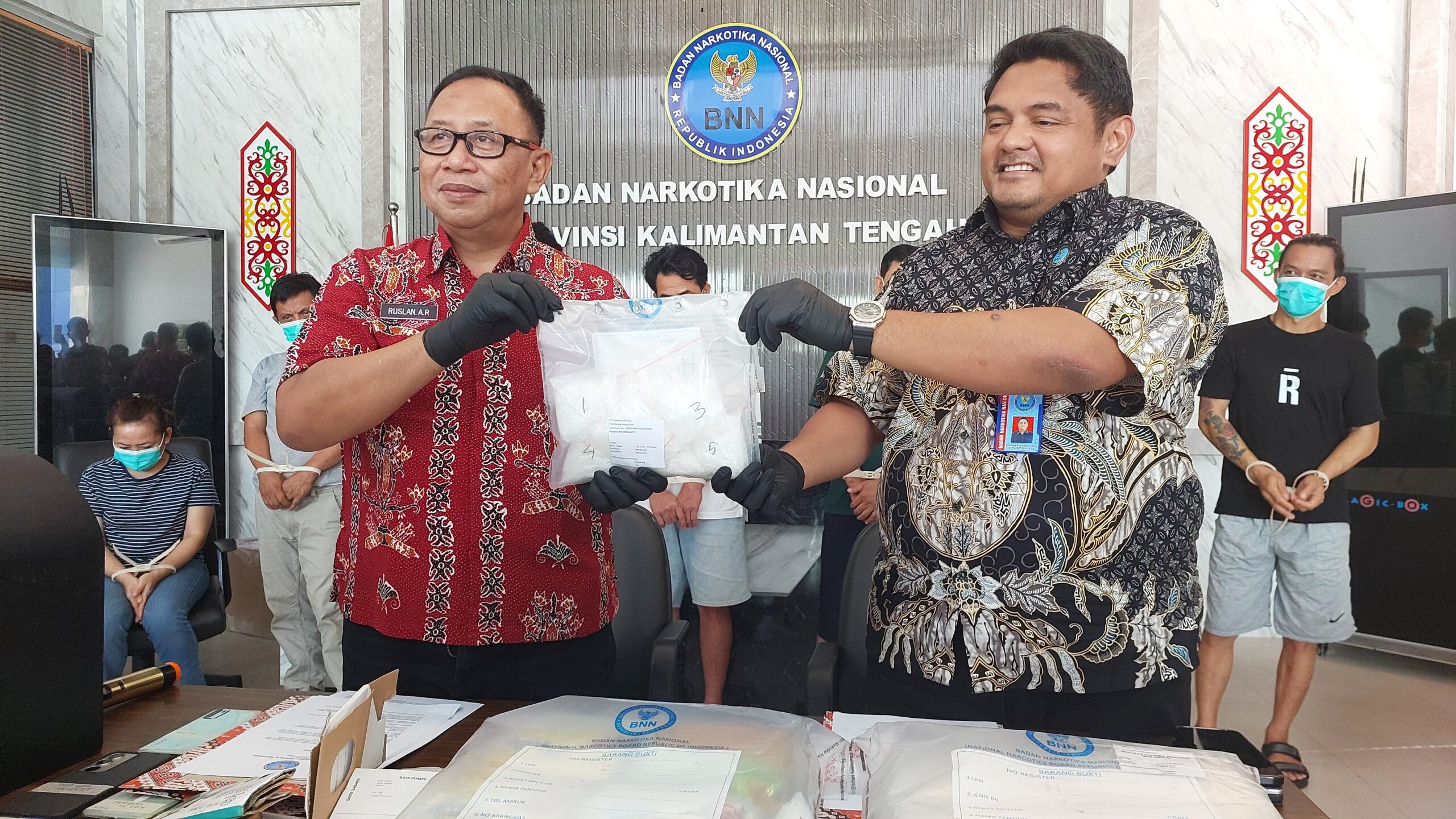 8 Tersangka Ditangkap, Total Barbuk 9,3 Kg Sabu dan 185 butir Ekstasi, Pengungkapan Jaringan Narkoba Kalbar Tuntas