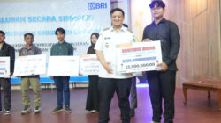 Bupati Rizky Aditya Serahkan Beasiswa untuk Mahasiswa 