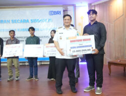 Bupati Rizky Aditya Serahkan Beasiswa untuk Mahasiswa 