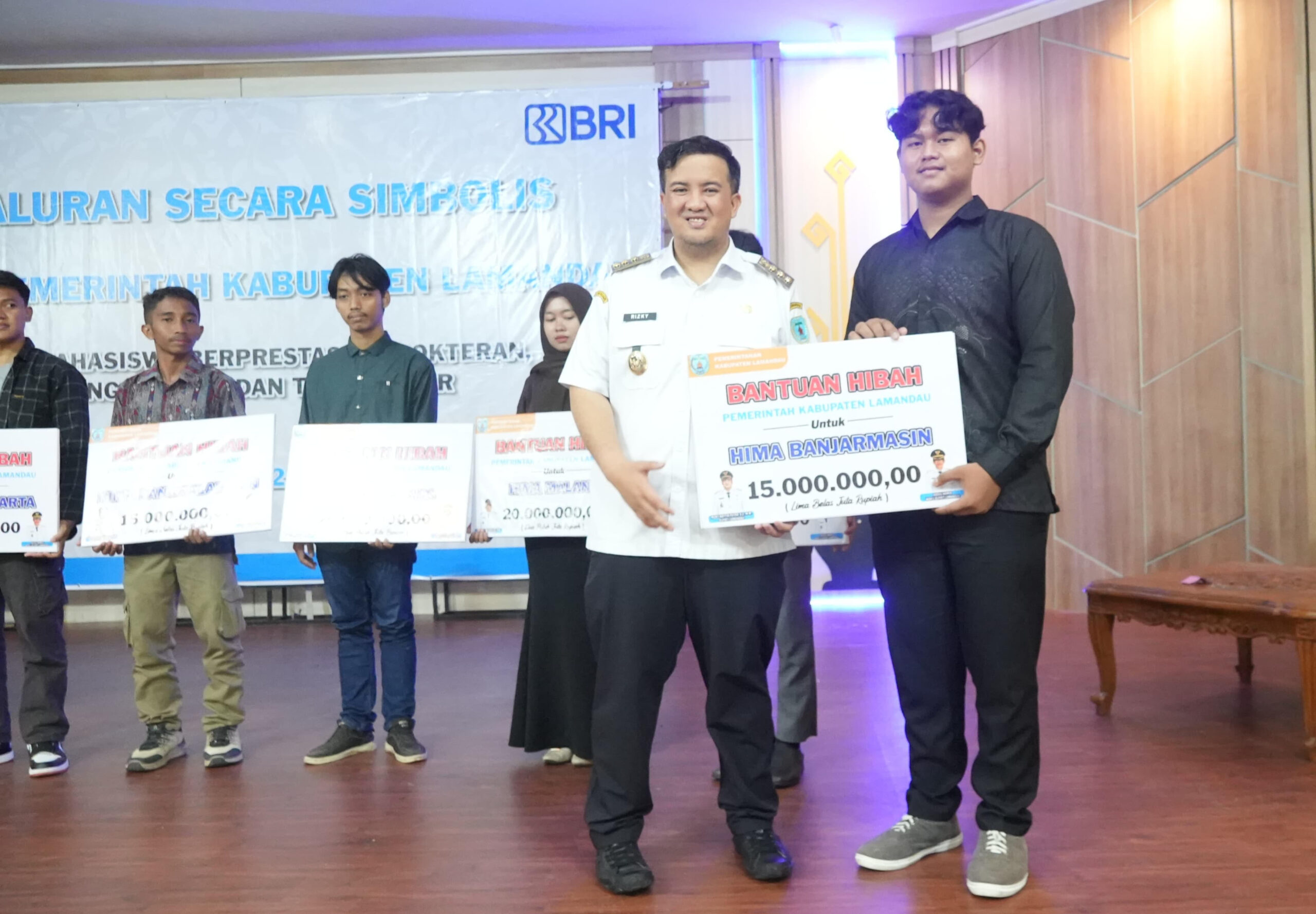 Bupati Rizky Aditya Serahkan Beasiswa untuk Mahasiswa 