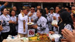 HARI GURU NASIONAL-Gubernur Agustiar Pimpin Upacara HGN