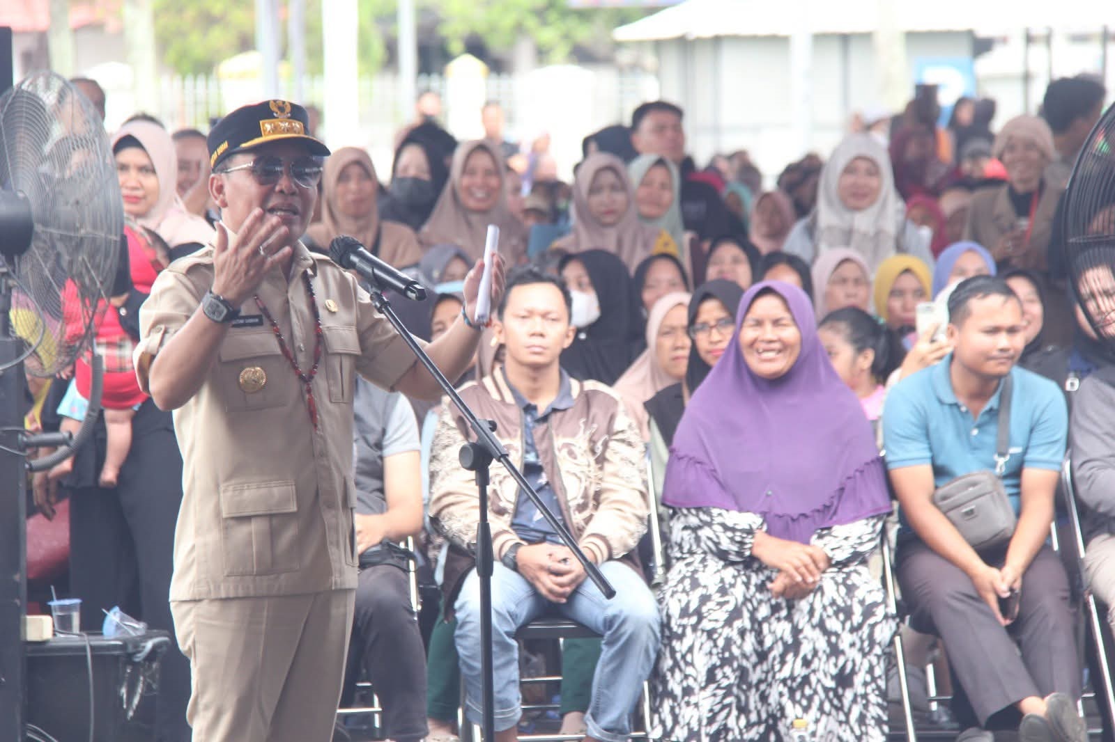 JELANG NATAL DAN TAHUN BARU-Gubernur Serahkan Bantuan Pangan Presiden RI dan Launching Pasar Murah