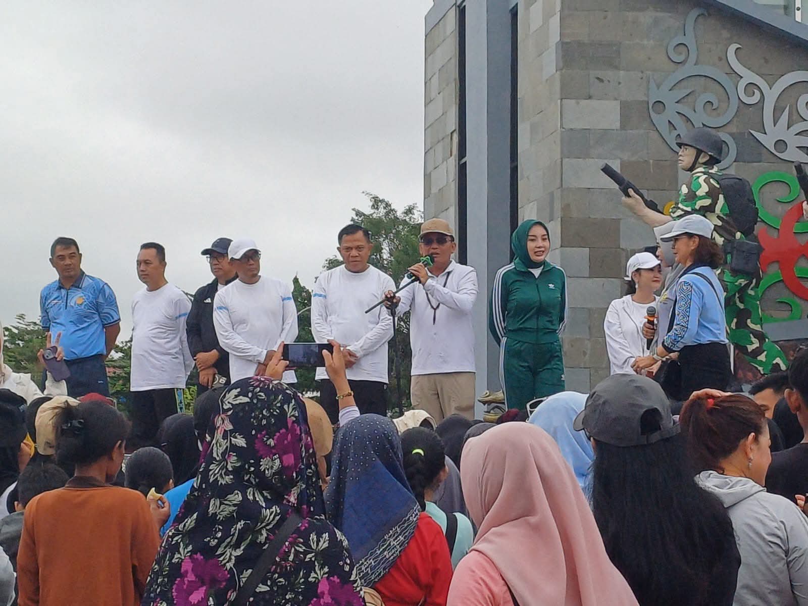 Gubernur Senam Sehat Bersama Meriahkan Hari Ibu