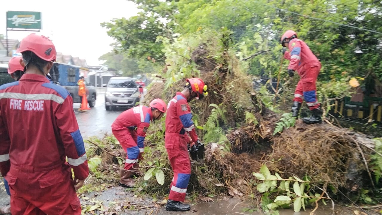 Disdamkarmat Imbau Warga Waspadai Bahaya Cuaca Ekstrem