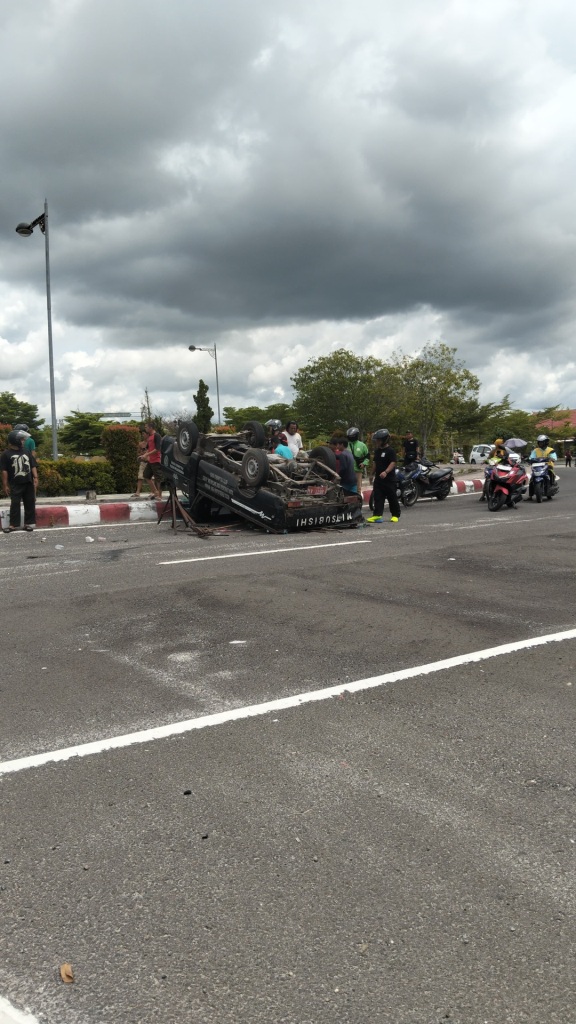 Rem Blong, Pikap Terbalik di Bundaran Seth Adji