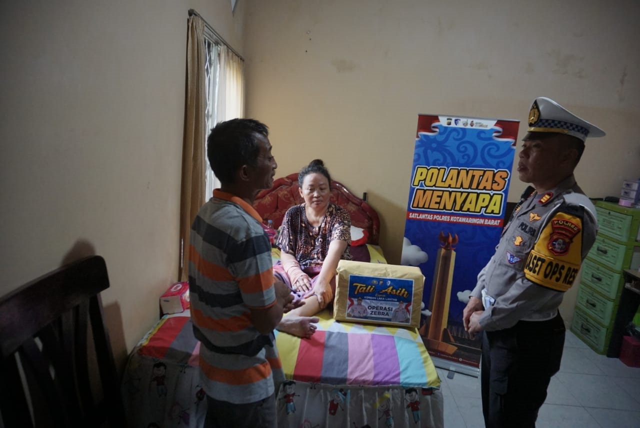 Satlantas Kobar Berikan Tali Asih ke Korban Laka Lantas