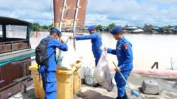 Ditpolairud Ajak Warga Sungai Kahayan Gotong Royong Bersihkan Sampah Ditpolairud Ajak Warga Sungai Kahayan Gotong Royong Bersihkan Sampah