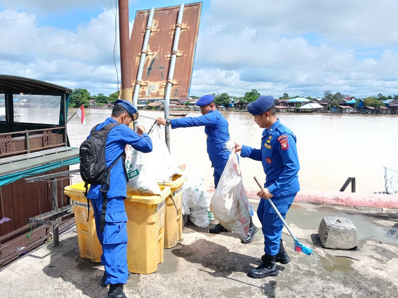 Ditpolairud Ajak Warga Sungai Kahayan Gotong Royong Bersihkan Sampah