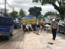 Polantas Gerak Cepat Tangani Tumpahan Solar di Jalan Tjilik Riwut Km 11