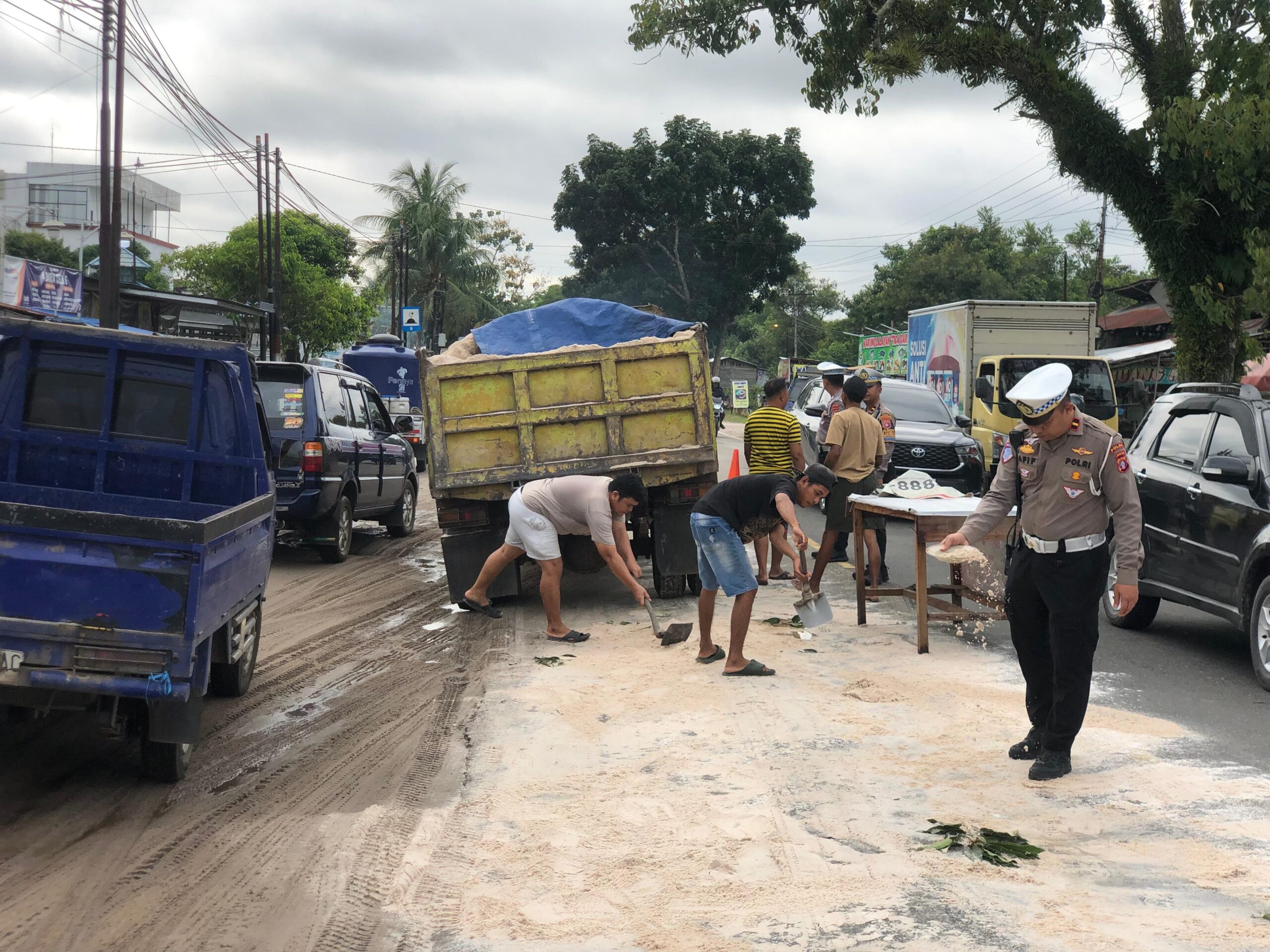 Polantas Gerak Cepat Tangani Tumpahan Solar di Jalan Tjilik Riwut Km 11