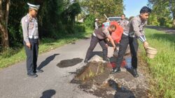 Satlantas Seruyan Tambal Jalan Berlubang