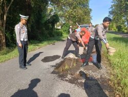 Satlantas Seruyan Tambal Jalan Berlubang