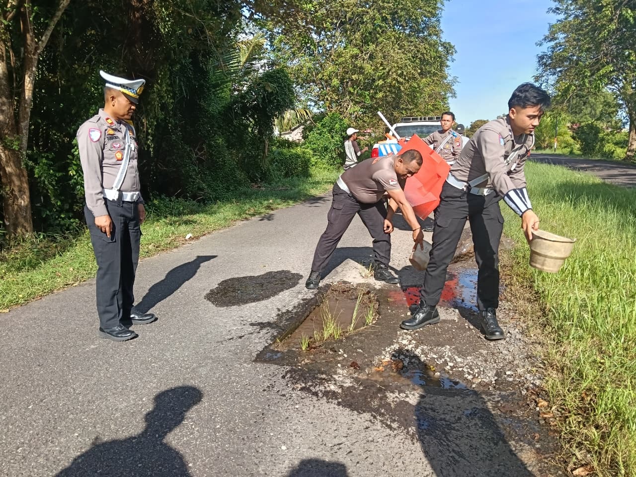 Satlantas Seruyan Tambal Jalan Berlubang