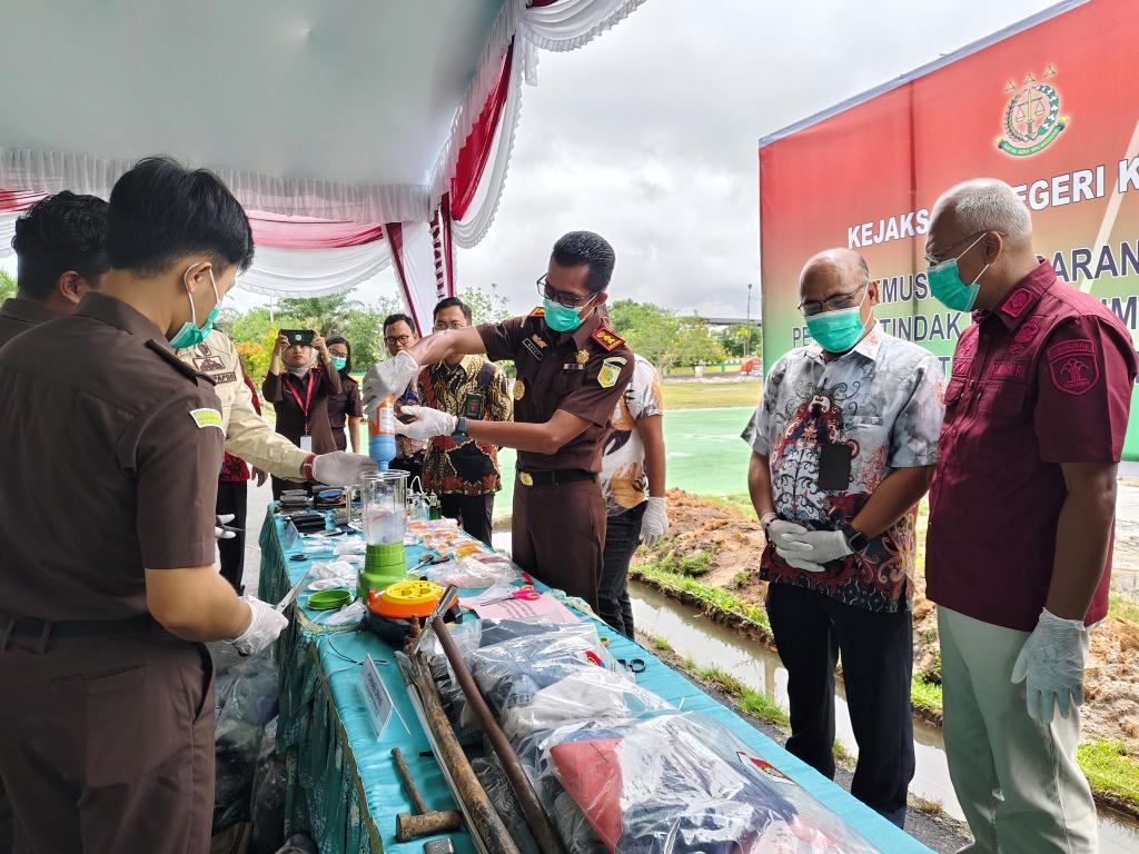 Kejari Katingan Musnahkan Sejumlah Barang Bukti
